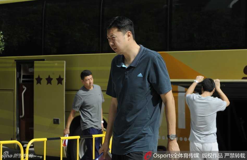 王治郅神情专注地站在场边，双手抱胸，目光如炬地审视着场上正在进行体测的年轻球员们，仿佛在回忆自己也曾挥汗如雨的峥嵘岁月。