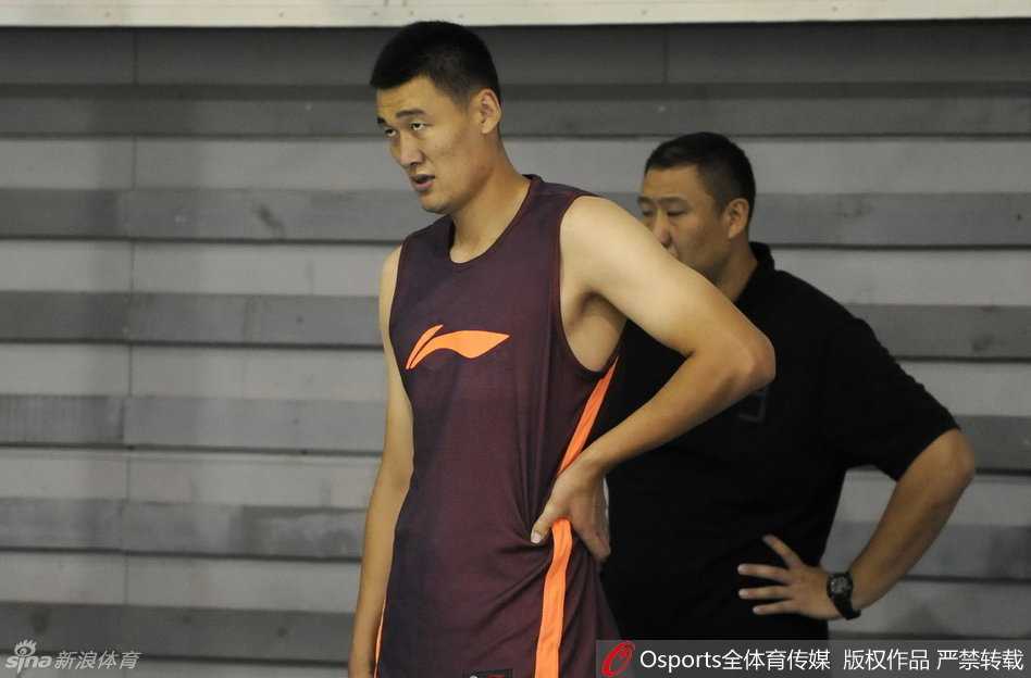 同曦队球员买尔丹在训练间隙稍作休息，擦去额头的汗水，壮实的身材在人群中格外显眼，他正为即将到来的兄弟对决暗自蓄力。