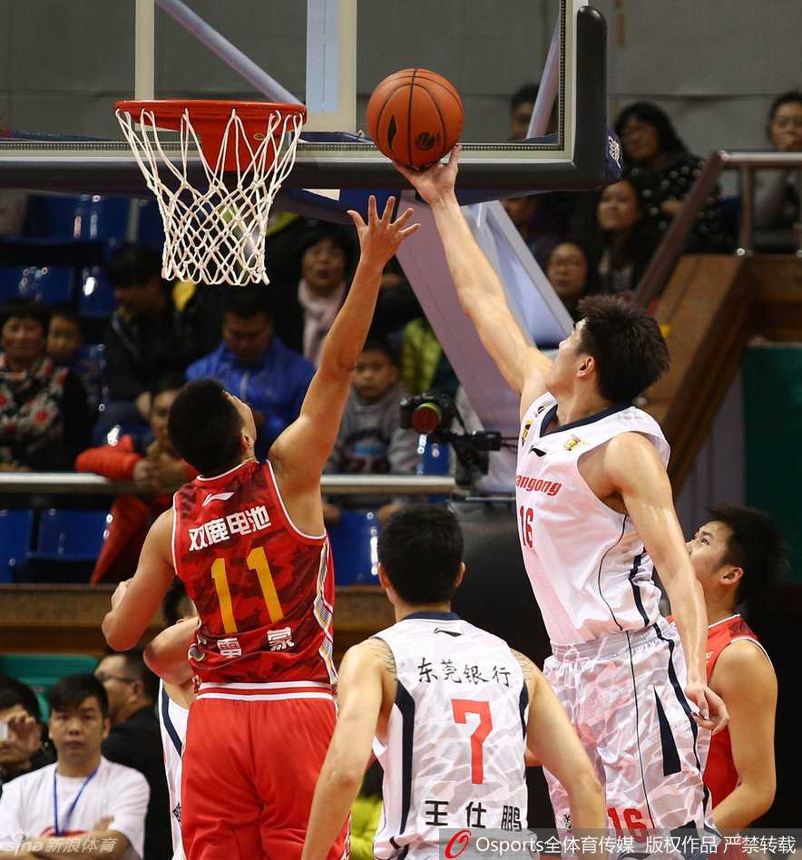 高尚在快攻中持球高速推进，面对补防球员毫无惧色，腾空而起上篮得分。