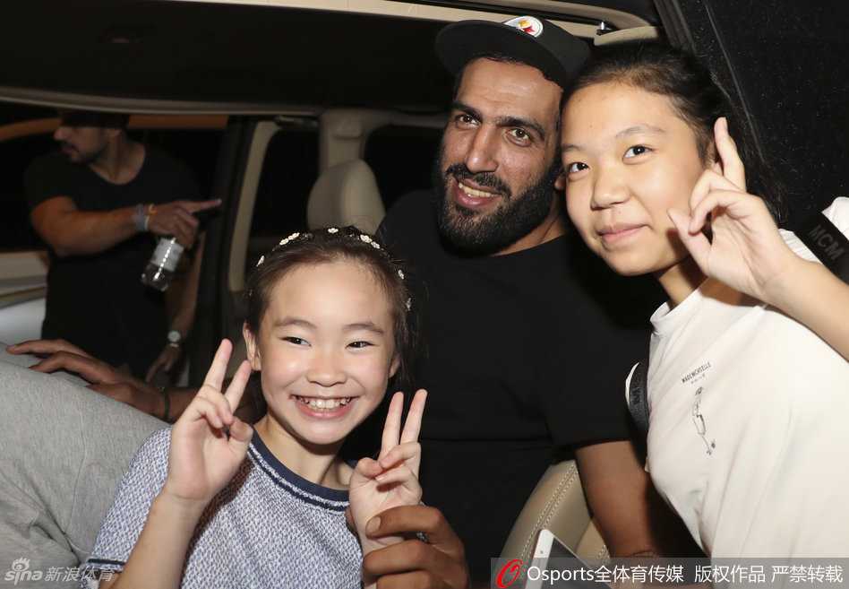 哈达迪弯下2米18的高大身躯，温柔地将一名扎着马尾的小球迷揽入怀中，眼神里满是慈爱，仿佛拥抱的不仅是一个孩子，更是成都这座城市的篮球未来。