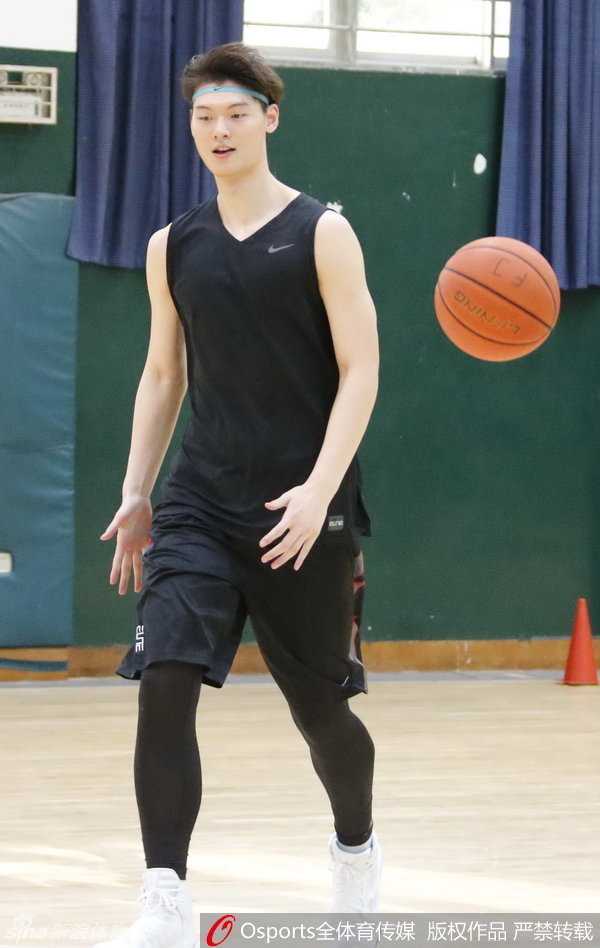 助理教练将球精准输送到内线，王哲林接球瞬间顺势转身，面对空篮轻松单手挑篮得分，动作一气呵成如行云流水。