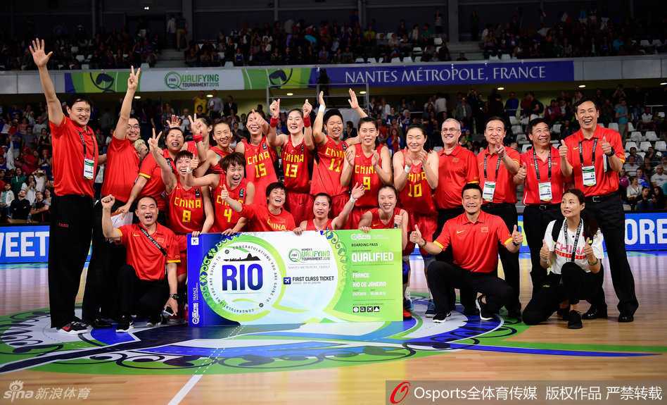 胜利的泪水止不住地流淌，陈晓佳激动地掩面而泣，所有的压力与艰辛在这一刻都化作了幸福的眼泪。