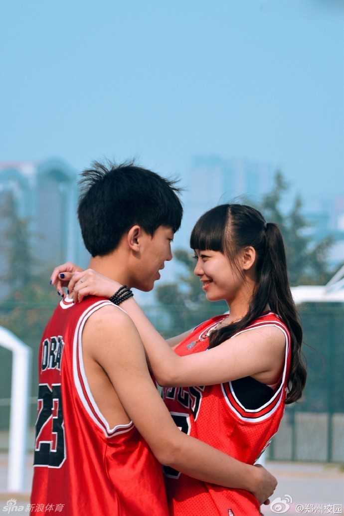 午后阳光洒满空旷的校园篮球场，一个穿着球衣的少年抱着篮球，在湛蓝的天空下留下充满青春气息的背影，让人不禁遐想他正在等待谁的出现。