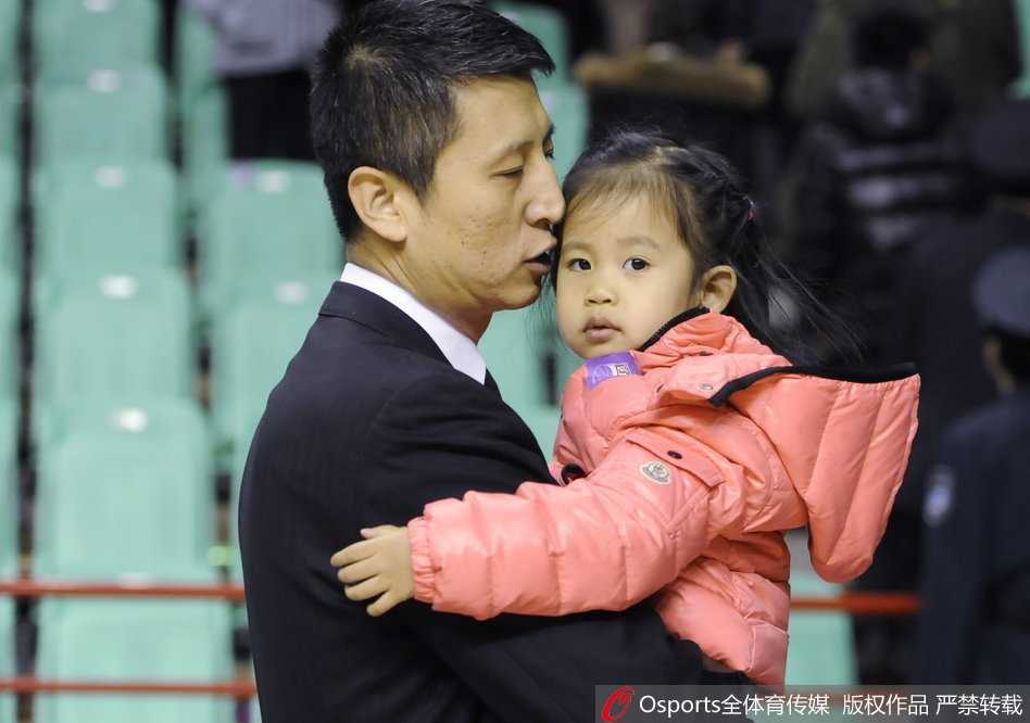 潮男孟达一家三口温馨同框，身为CBA时尚达人的孟达抱着孩子，妻子依偎在侧，画面幸福洋溢，孩子的大眼睛十分抢镜。