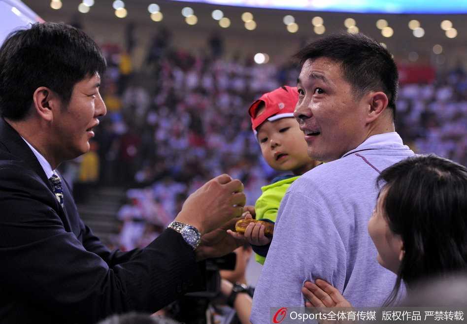 金立鹏与女儿一起拍摄时尚写真，父女俩身穿亲子装，眼神互动充满温情，镜头感十足，展现了篮球运动员硬汉之外的时尚一面。