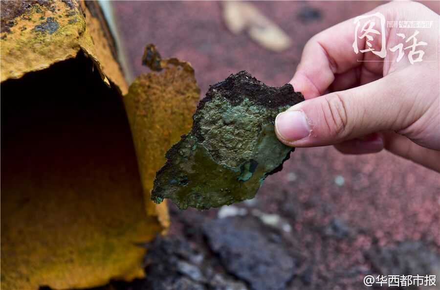 事故篮球架的底座连接处，锈蚀情况触目惊心，大片的铁锈层层剥落，原本坚固的金属结构已被岁月侵蚀得脆弱不堪，成为此次悲剧的隐患。
