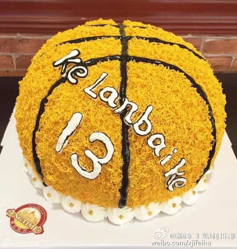 一个完整的生日蛋糕，奶油裱花精致，草莓和巧克力装饰诱人，周围是尚未点燃的彩色蜡烛