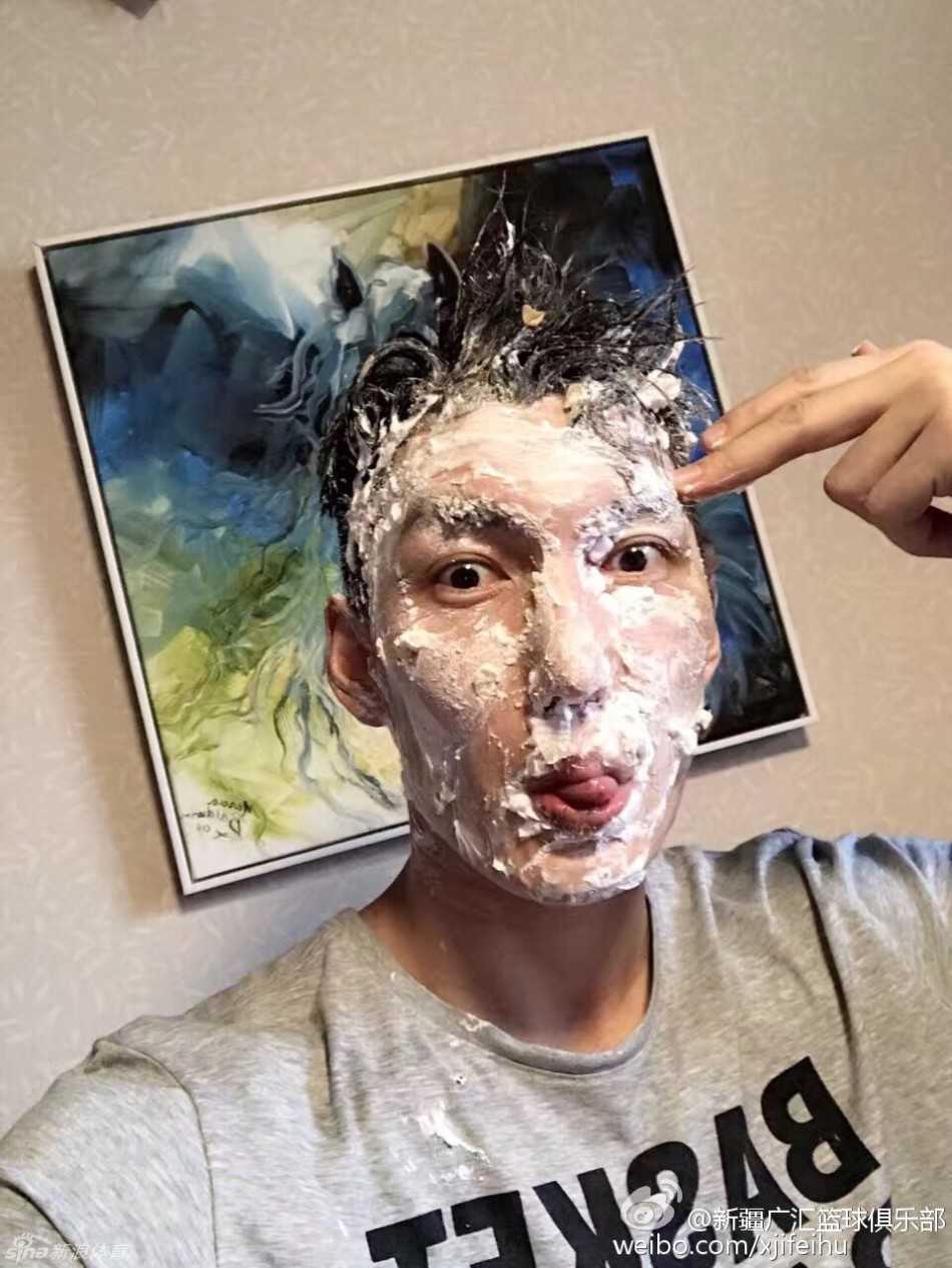 寿星被抹得满脸奶油，只剩一双无奈又带着笑意的眼睛，白色奶油像胡子一样挂在脸上