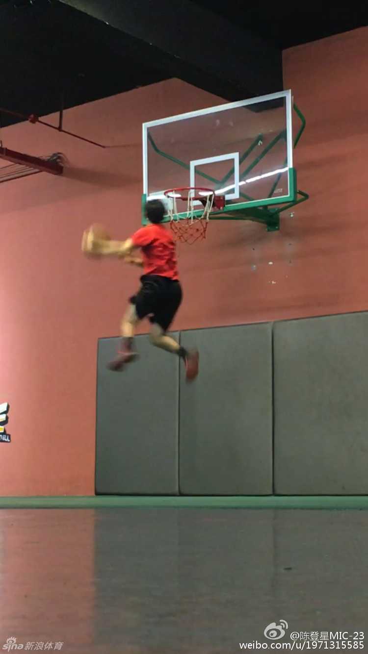 陈登星高高跃起，在空中转体，将篮球抡出一道饱满的圆弧，完成了一记舒展至极的大风车扣篮，仿佛在空中作画，将力与美展现得淋漓尽致。