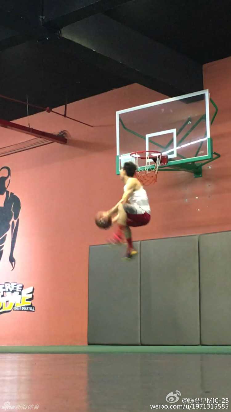 在空中旋转起跳的瞬间，陈登星以背对篮筐的姿态，完成了一次极具想象力的反扣，动作如行云流水，充满了即兴创作的飘逸感。