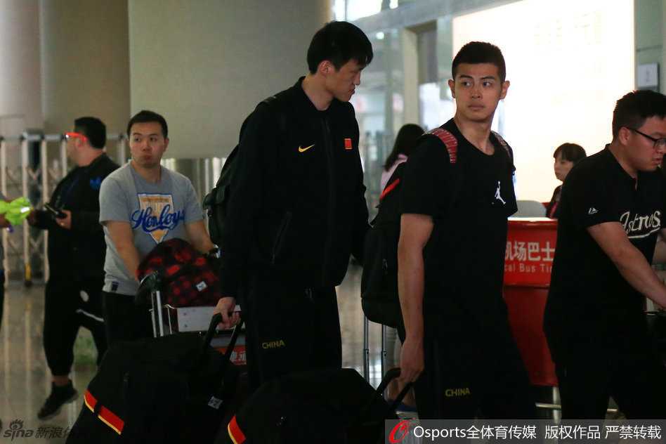 新疆队长可兰白克抵达机场，目光如炬望向远方，即使面临激烈竞争，他的眼神里也从未有过一丝退缩。