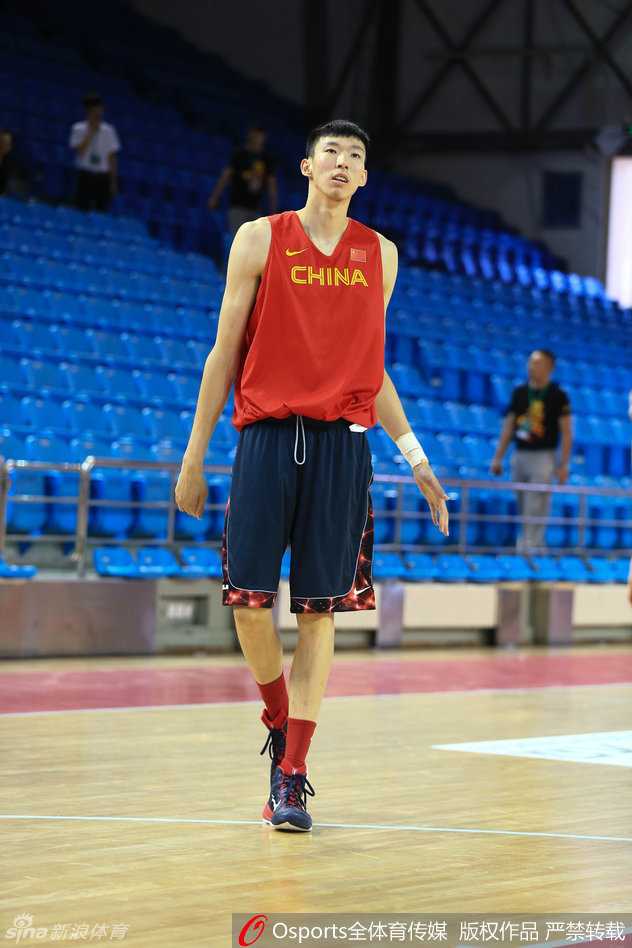 丁彦雨航在进攻端持球强突，防守悍将李根寸步不让，两人肌肉碰撞的激烈程度堪比正式比赛。