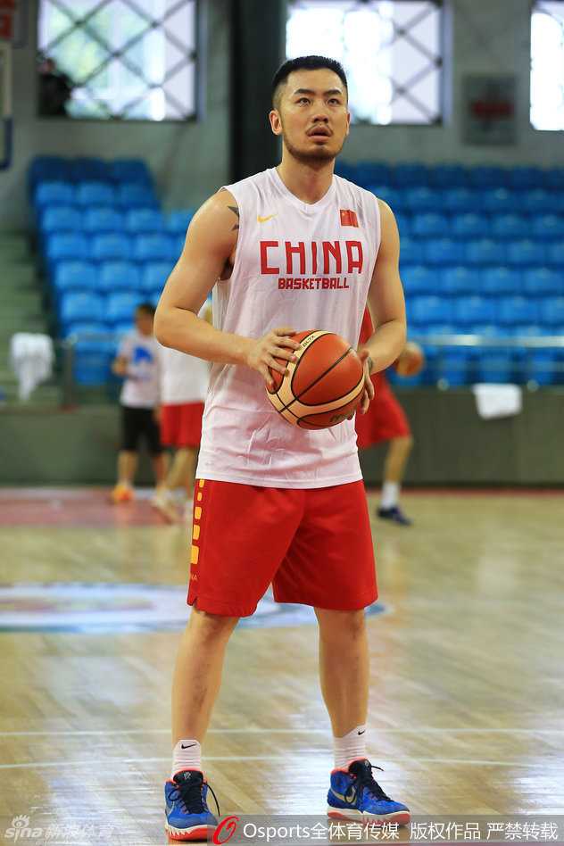 队长周鹏在场上振臂高呼，指挥着队友跑位，他的领袖气质在训练场的每一次呼喊中展露无遗。