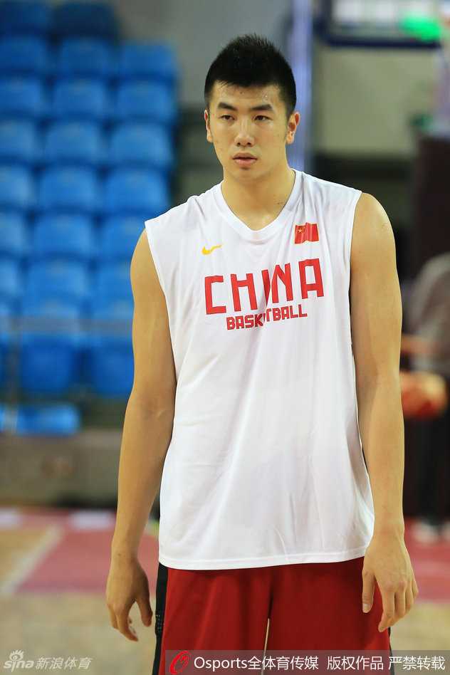 防守悍将睢冉和赵大鹏在训练中筑起铜墙铁壁，凶狠的眼神和不遗余力的滑步，诠释了男篮的防守韧性。