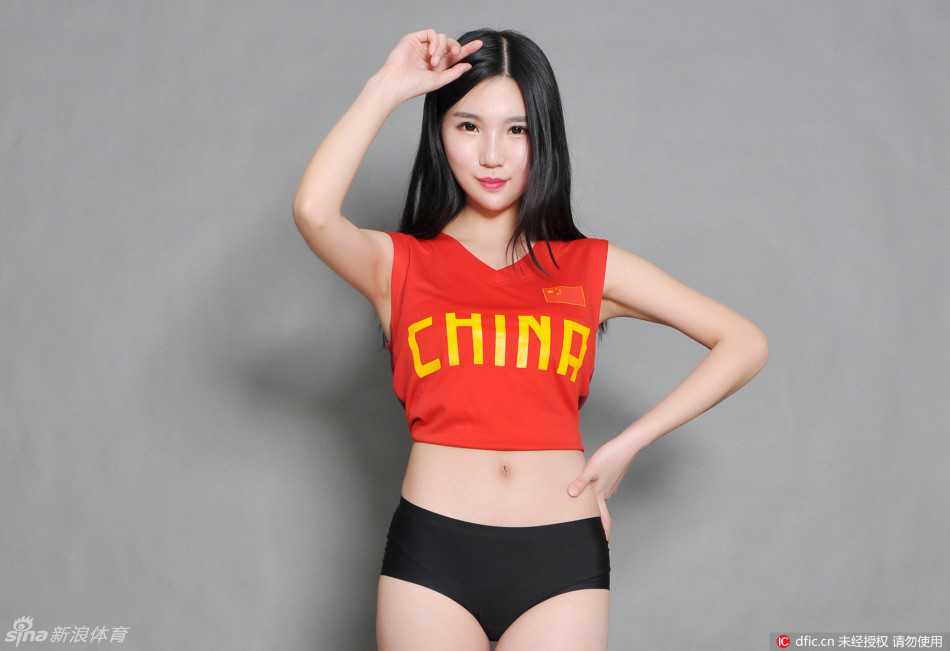 青春动感的男篮宝贝手举花球，明媚笑容中饱含对胜利的热切期盼，修长的身姿在赛场灯光下格外耀眼。