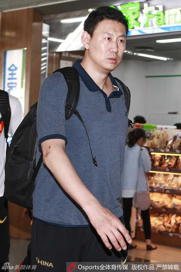 可兰白克、王哲林和李慕豪三位高塔般的球员走在机场通道，王哲林神情轻松地打着电话，李慕豪则认真地倾听，他们身后的玻璃幕墙映出高大的身影，画面充满青春的力量感。