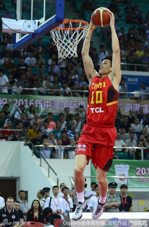 队长周鹏宛如一道闪电撕裂澳洲防线，腾空而起双手重扣，霸气十足的气势点燃了全场激情。