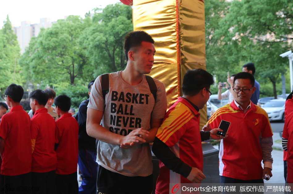 训练场上郭艾伦表情专注甚至有些