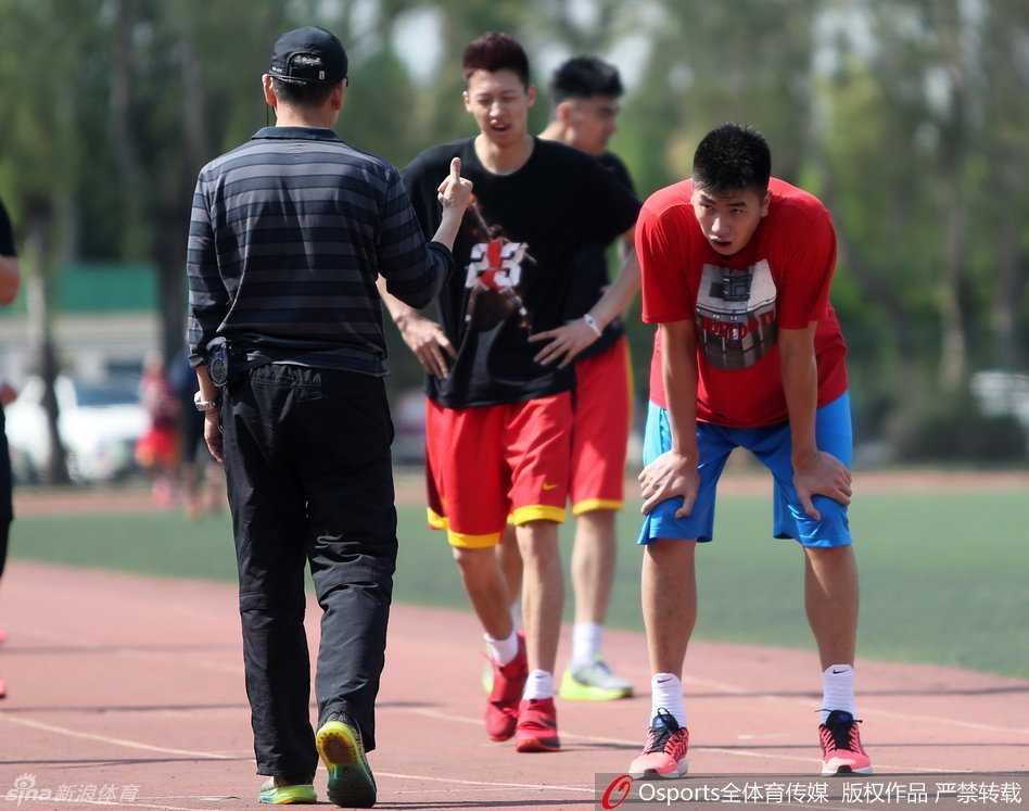 李楠指导亲自下场，用身体顶住队员进行对抗性防守训练，他表情严肃认真，仿佛回到了当年那个“小李飞刀”驰骋赛场的时代。