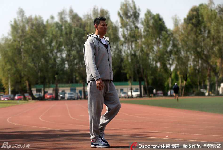 训练结束后，队员们聚在一起进行放松拉伸，虽然身体疲惫不堪，但彼此交流鼓励，团队氛围融洽而坚韧。