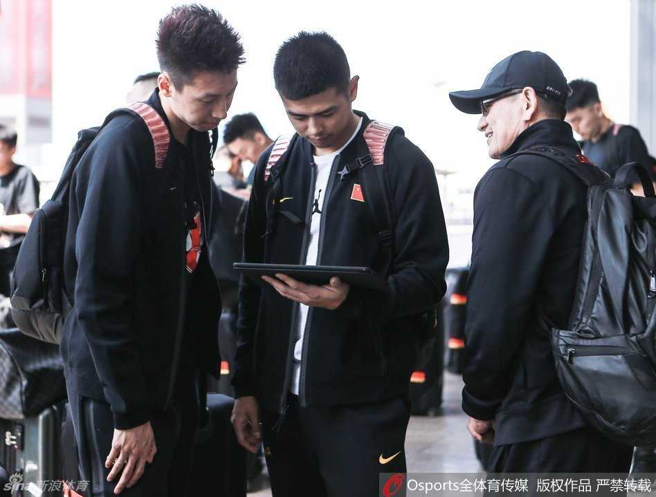 众人形态各异却同心聚焦，科比的最后一战将这群中国篮球的精英们紧密联系在一起，定格成一张充满温度的时代合影。