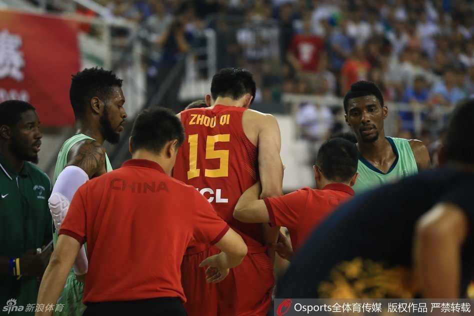 周琦在高速奔跑中突然身体失衡倒地，面部朝下趴在光洁的木地板上，他紧闭双眼，眉头拧成一团，巨大的疼痛感让他甚至无法动弹。