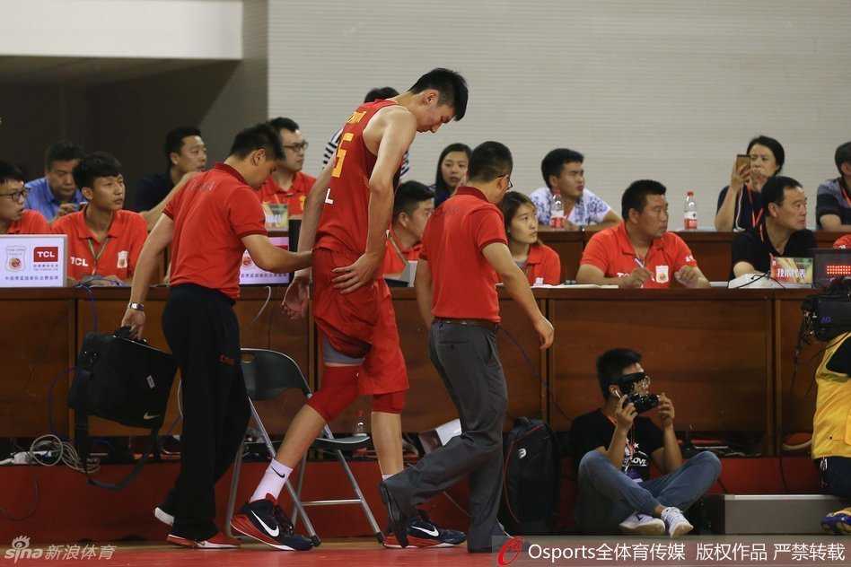 两名队友小心翼翼地搀扶着周琦，周琦右腿几乎不敢承重，只能依靠队友的肩膀勉强站立，他的脸上依旧挂着疼痛的痕迹，被队友搀扶着缓缓走向场边。