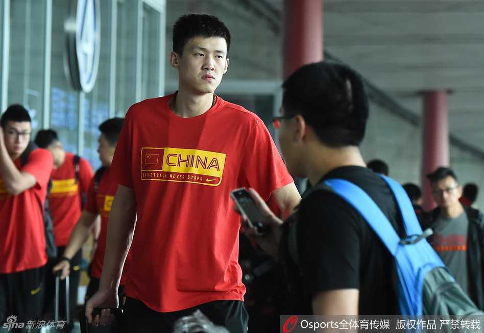 笑容极具感染力的睢冉，在训练结束后心情大好，对着镜头露出标志性的灿烂笑容，展现出了国家队队员的乐观与自信。