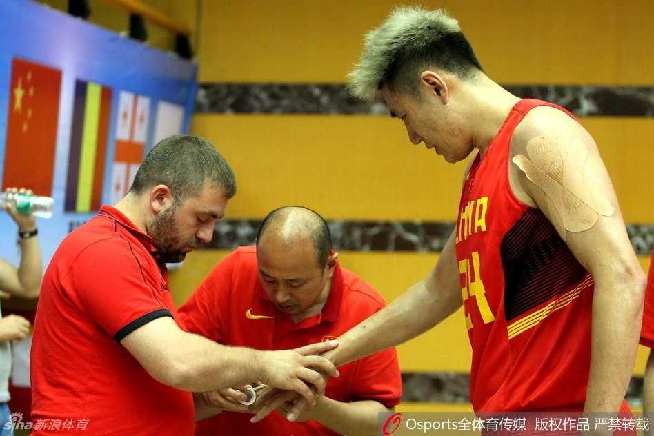 吴庆龙指导在场边用手势比划着战术，与方硕认真交流