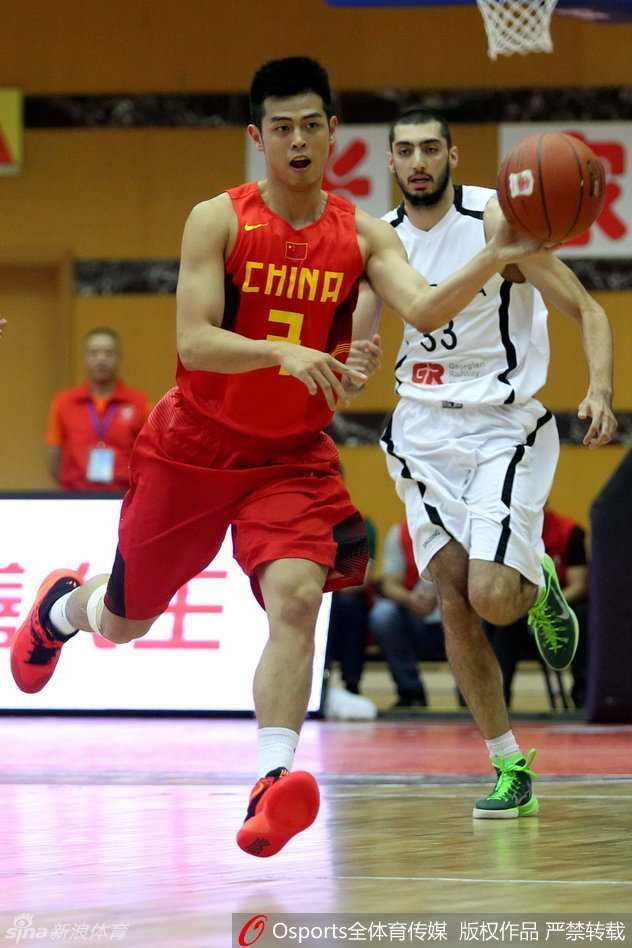 队医仔细检查并处理常林受伤的手指，神情专注