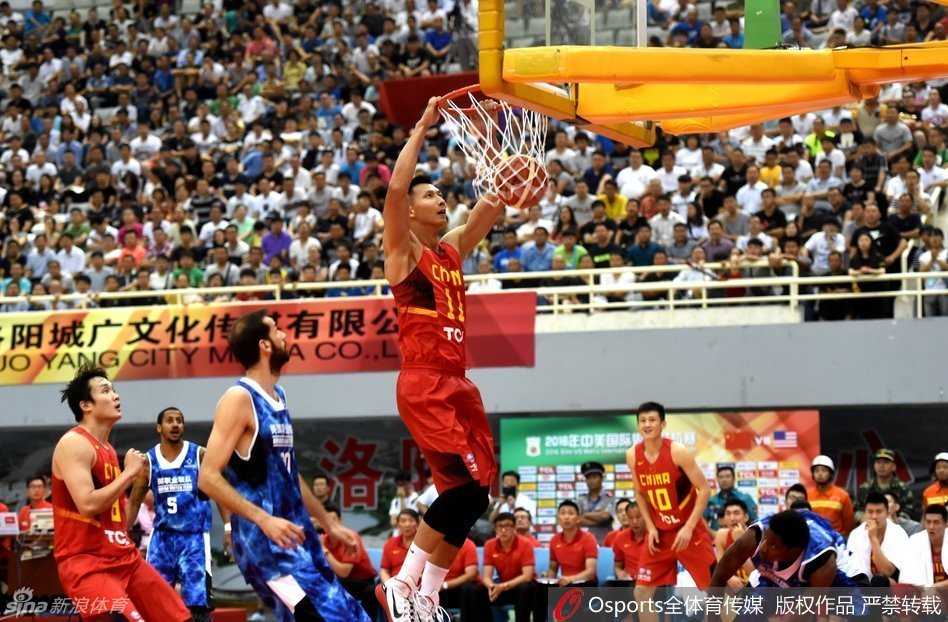 易建联在禁区寻觅到机会，面对防守者高高跃起，完成一记势大力沉的单手劈扣，点燃全场激情。