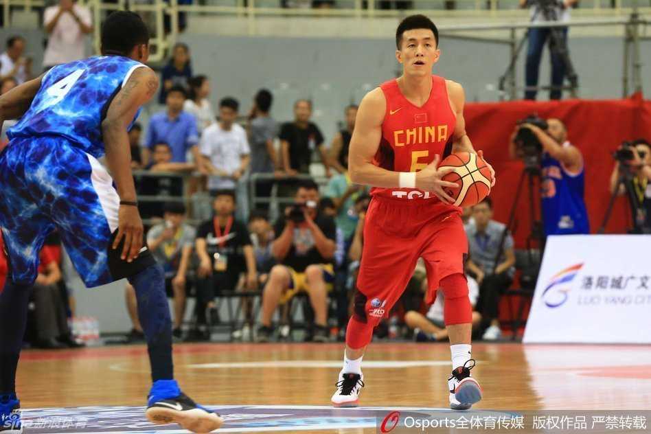 李根在多人包夹下依然强行突破，展现出出色的力量和对抗能力，奋力为球队创造机会。