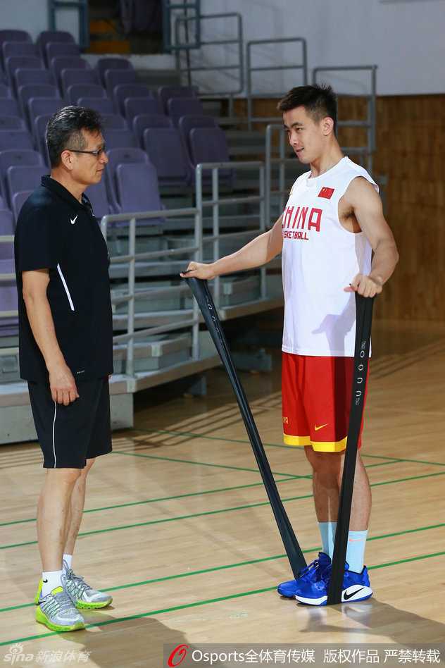 周琦舒展长臂轻松完成扣篮，脸上带着自信的微笑，身体天赋尽显无疑。