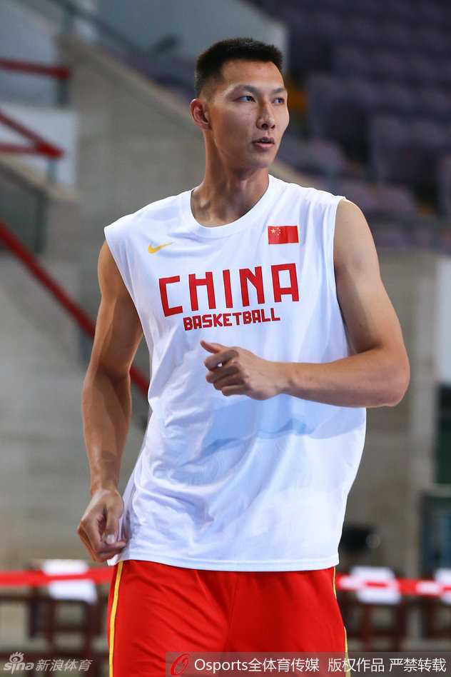 主帅宫鲁鸣在场边大声呼喊着什么，手势坚定，神情严肃地掌控着训练场的节奏。