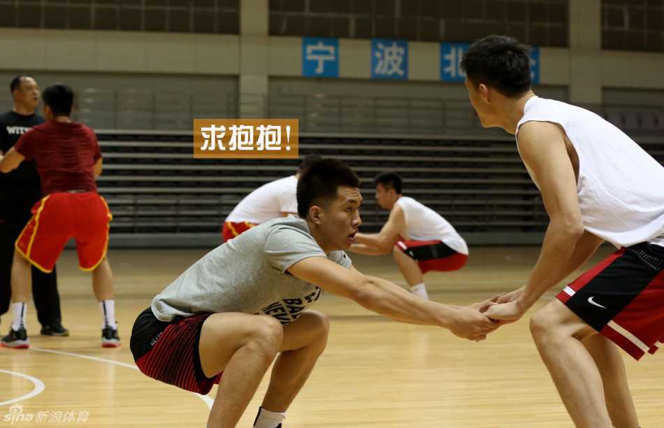 赵继伟撅着嘴，张开双臂向郭艾伦索要拥抱，眼神里满是‘我生气了，快来哄我’的戏精光芒。