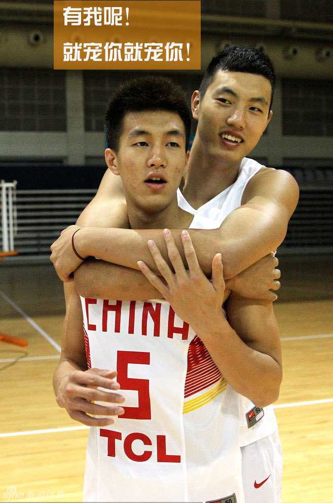 郭艾伦和赵继伟紧紧相拥，易建联站在一旁伸手轻拍继伟的肩膀，三人的脸上都带着笑容，画面温馨有爱，体现了男篮的团队情谊。