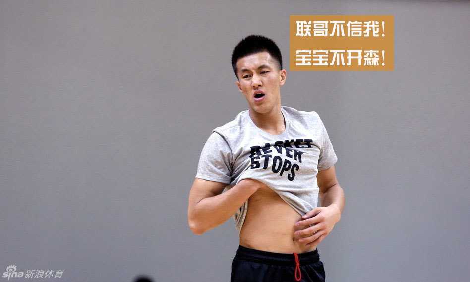 易建联一脸嫌弃地单手推开礼物，眼神里写满了‘别来这套’，郭艾伦则捧着被退回的礼物，表情尴尬又无奈。