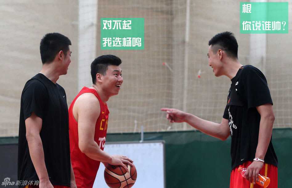 场边的年轻队员看得目瞪口呆，完全被几位老大哥关于“颜值”的幽默辩论所吸引。