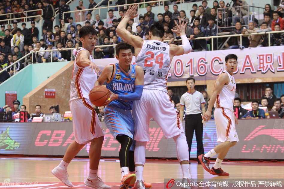 许钟豪在内线以一敌二，面对布莱切的强力防守依然选择强行出手，尽管身体失去平衡，但眼神中充满了对胜利的渴望和不服输的倔强。