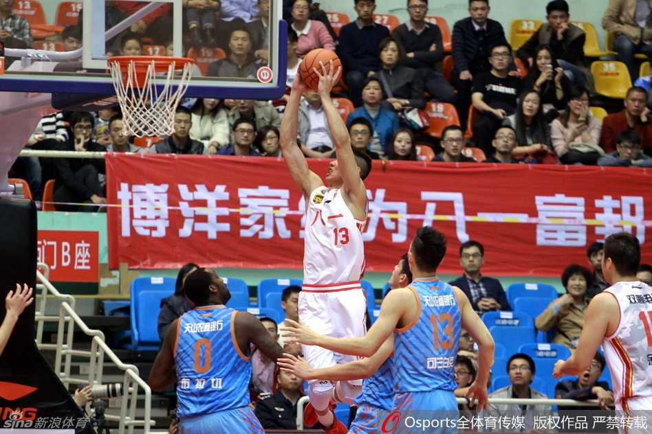 全场焦点的外援布莱切在内线凭借梦幻脚步试图摆脱许钟豪的贴防，两人肌肉碰撞的瞬间迸发出本场比赛最激烈的火花，内线之争堪称经典。
