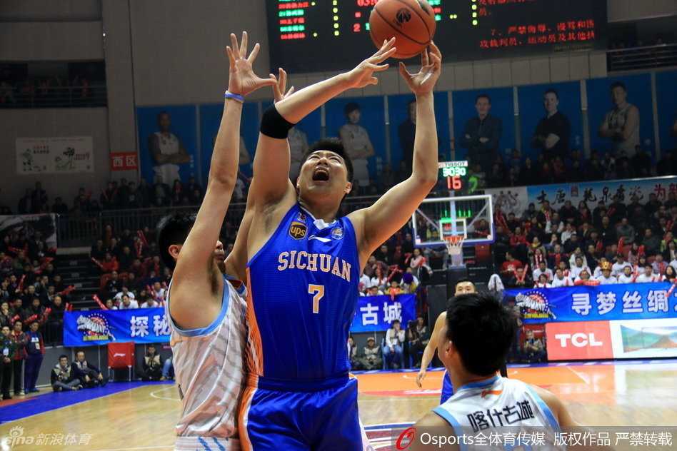 吴楠反击中如飞人般滑翔劈扣，手臂挂筐瞬间霸气外露