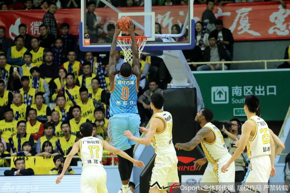 可兰白克马坎持球强行突破，面对广厦队员的严密布防，他如尖刀般直插对手腹地，彰显着新疆队长的硬汉本色。