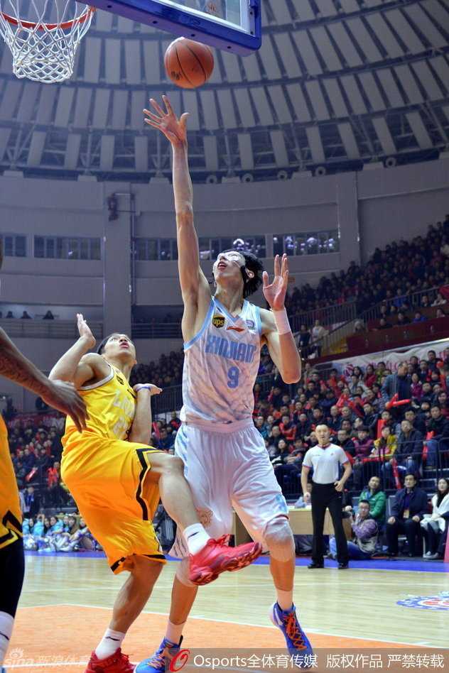 小诸葛李秋平场边运筹帷幄，与裁判据理力争，每一个手势都透露出冠军教头的威严。