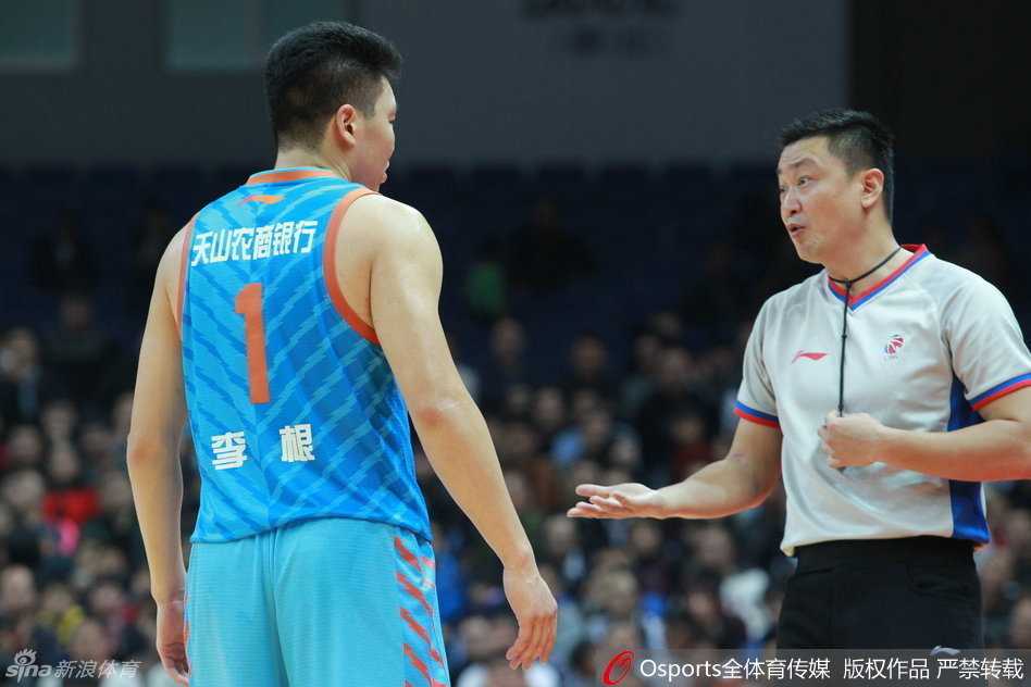 沃伦完成精彩上篮后，落地瞬间握拳怒吼，面部表情因激动而略显狰狞，身后的浙江队友纷纷上前庆祝这次精彩的个人表演。