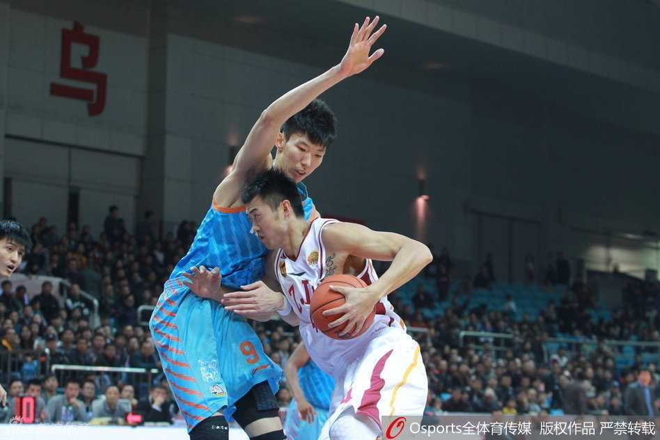 丁锦辉与苏伟在罚球线附近相遇，两人身着不同颜色的球衣，却面带微笑互相拍打致意，在激烈的比赛中流露出难得的老友温情。