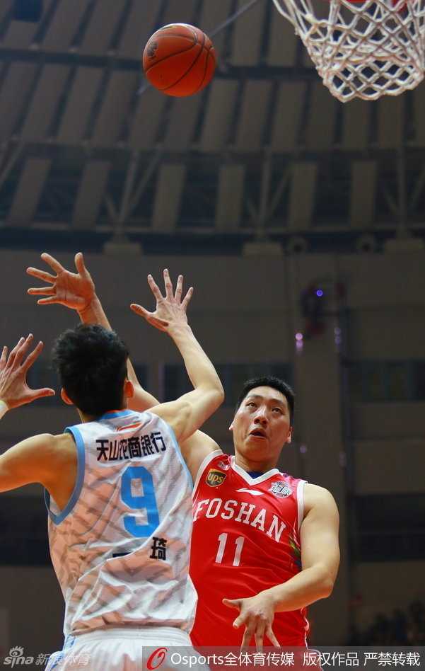 布拉切面对防守高高跃起自信出手，那一刻他的眼中只有篮筐，无惧任何包夹