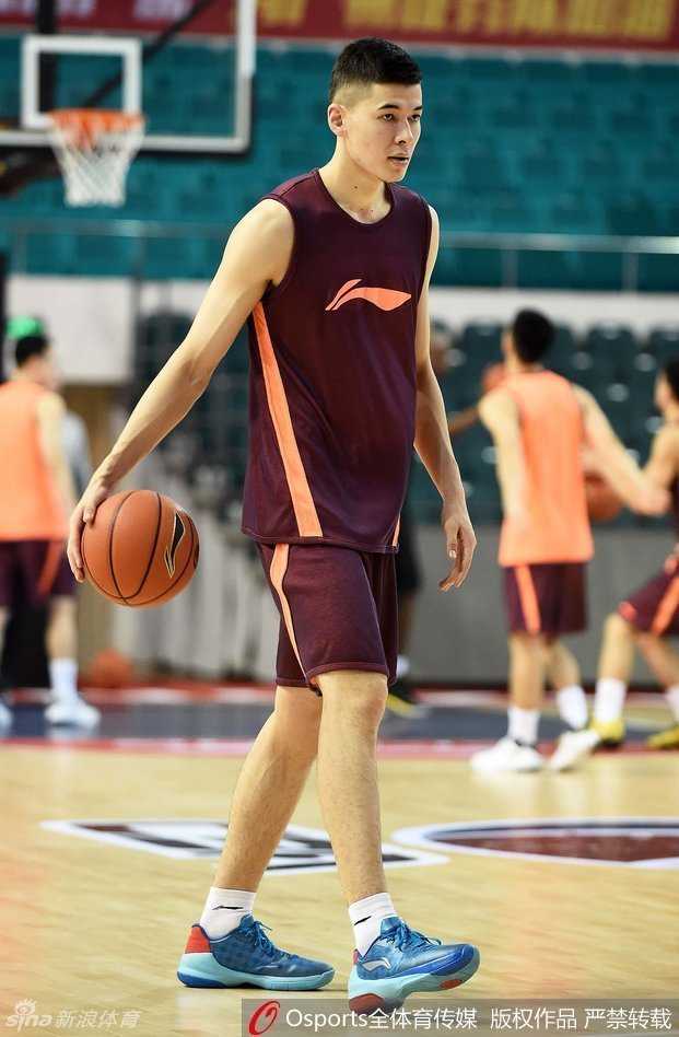 阿不都沙拉木底角出手三分，皮球在空中划过一道完美的弧线，他的眼神紧紧盯着篮筐，充满对胜利的渴望。