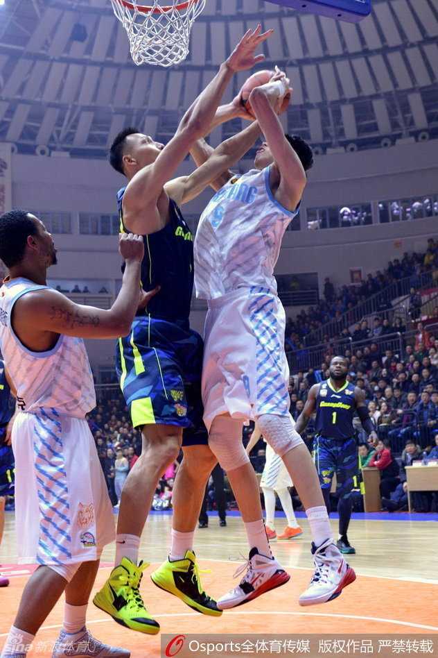 刘炜运筹帷幄如沙场老帅，眼角余光捕捉到队友跑位，瞬间一记击地妙传洞穿防线，仿佛用篮球在画板上描绘战术。