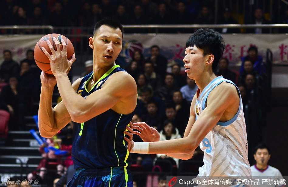 易建联背身持球，沉稳如山，面对周琦的长臂防守强行转身，肌肉碰撞的瞬间仿佛点燃了红山体育馆的硝烟。