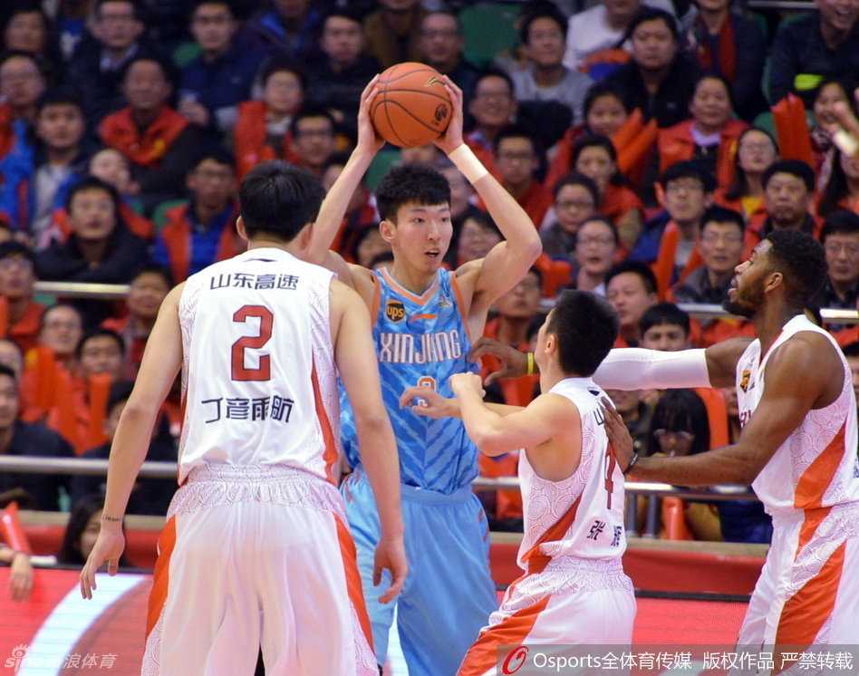 西热力江面露凶色，紧贴防守人，如同牛皮糖一般的粘人防守让对手寸步难行。